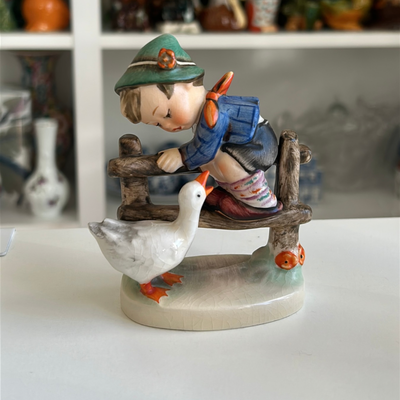 Figura de porcelana niño con ganso 