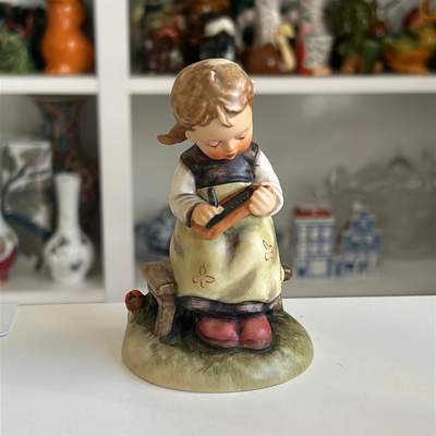Figura de porcelana niña estudiante ocupada Goebel