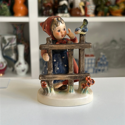 Figura de porcelana niña con pajarito 