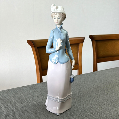 Lladro dama elegante 
