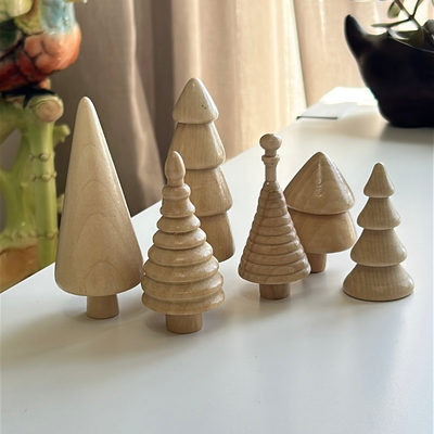 Árboles decorativos de madera navideños (precio individual)