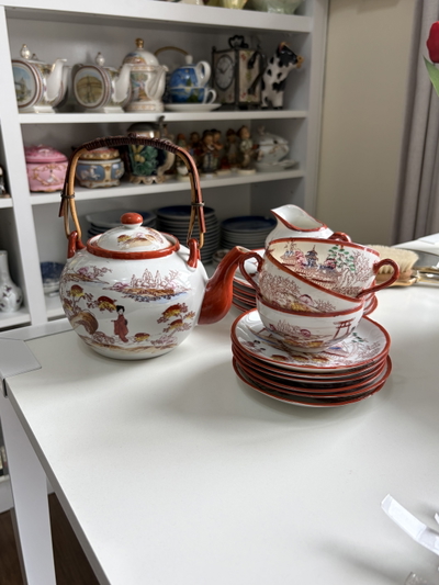 Juego japonés de té con geisha 