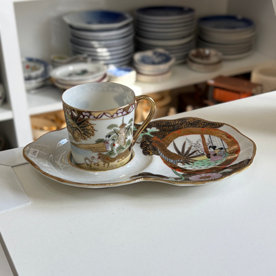 Taza de café con plato japonés 