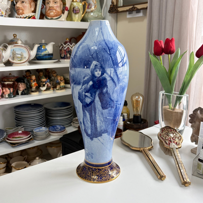 Jarrón de porcelana inglesa Doulton Burslem