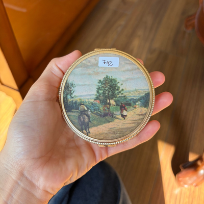 Polvera con diseño campestre