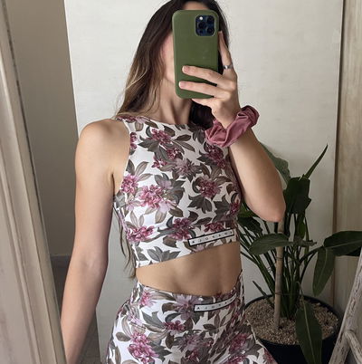 T o p • m u s c u l o s a || flores rosas 