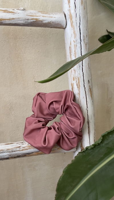 s c r u n c h i e • r o s a 