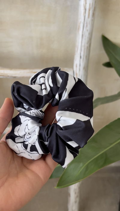 s c r u n c h i e • black n’ white