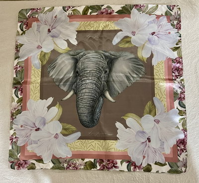 • pañuelo elefante | flores blancas •