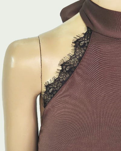 Top Halter Asimetrico con Lazo y Encaje