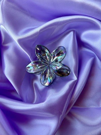 Broche Flor Hawaiana Negra tornasol