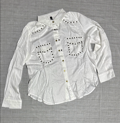Camisa blanca con tachas