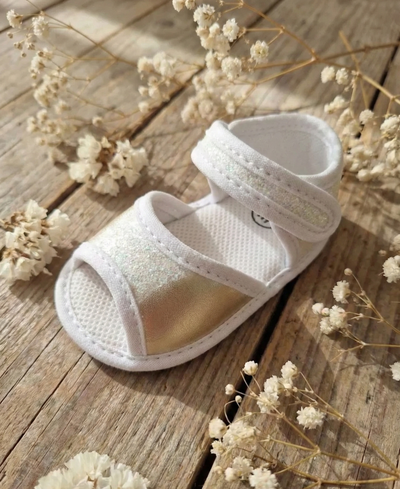 Sandalia beba dorada no caminante