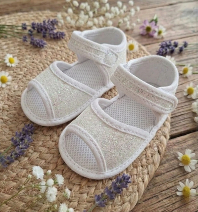 Sandalia blanca glitter no caminante 