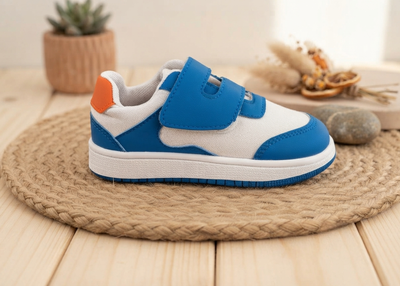 Zapa deportiva celeste