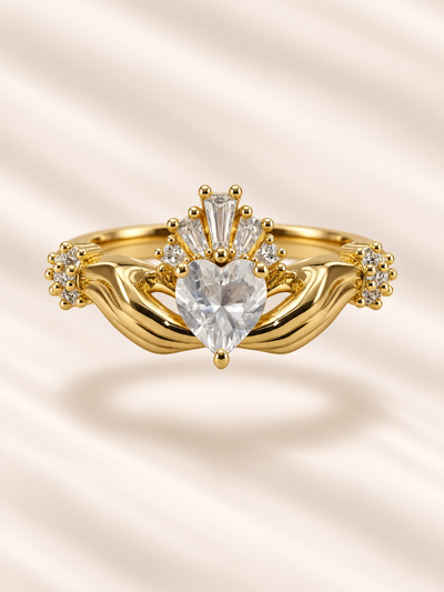 Anillo de manos sosteniendo un corazón 