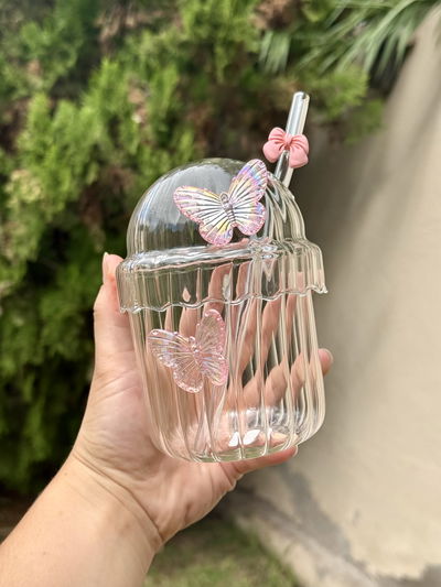 Vaso de vidrio con sorbete mariposa