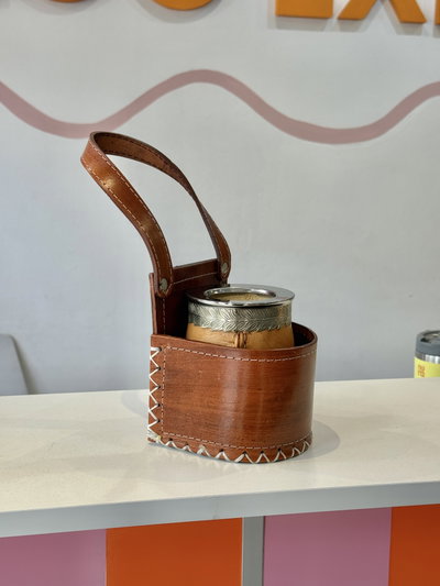 PORTA MATE/VASO AUTO CUERO
