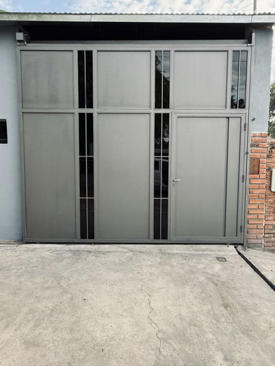 Portón con Puerta de Escape 