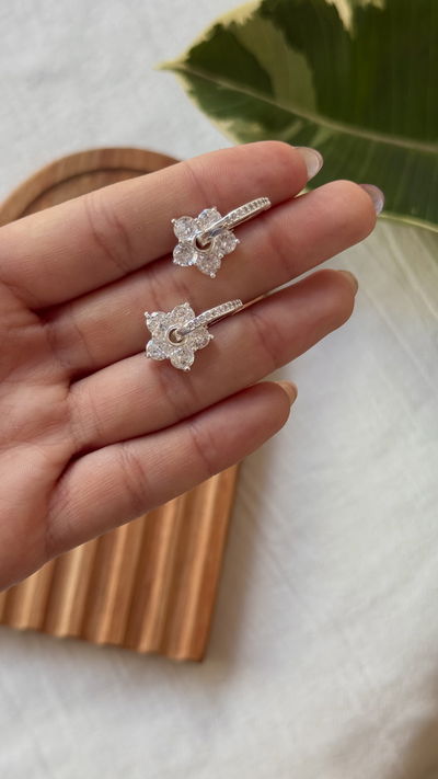 Argollas flor stras plateadas 