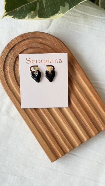 Aros dorados y corazón negro 