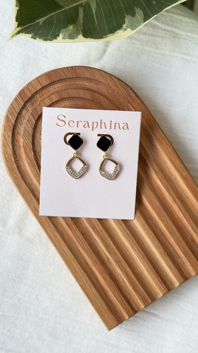 Aros dorados y círculo colgante 