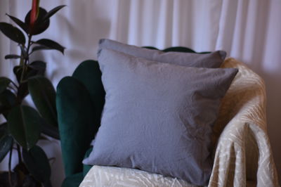 Almohadón gris oscuro