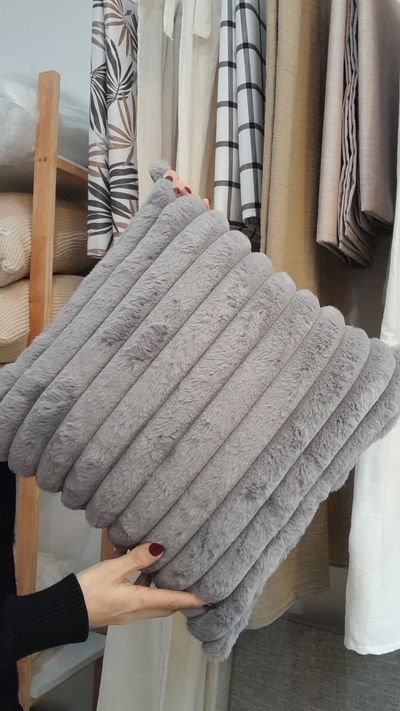 2almohadon piel raya gris oscuro