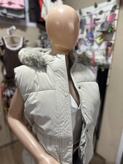 chaleco puffer con capucha