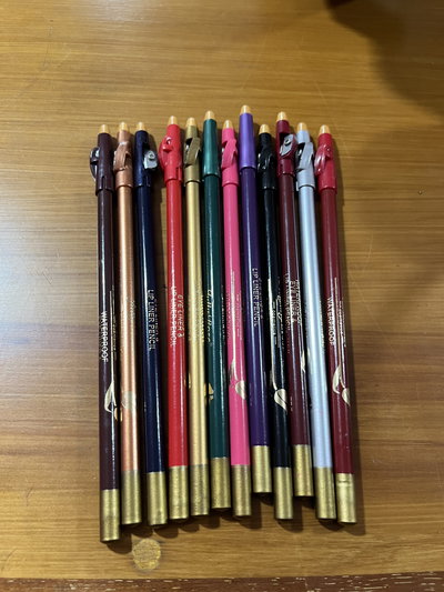 DELINEADORES DE LABIOS + SACA PUNTAS 