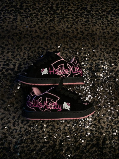 dc hello kitty 🪽en negro