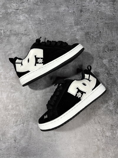 dc court graffik total black vr.2༄