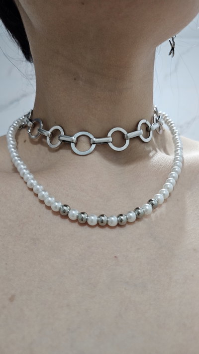 Collar con perlas y pelotitas de acero 