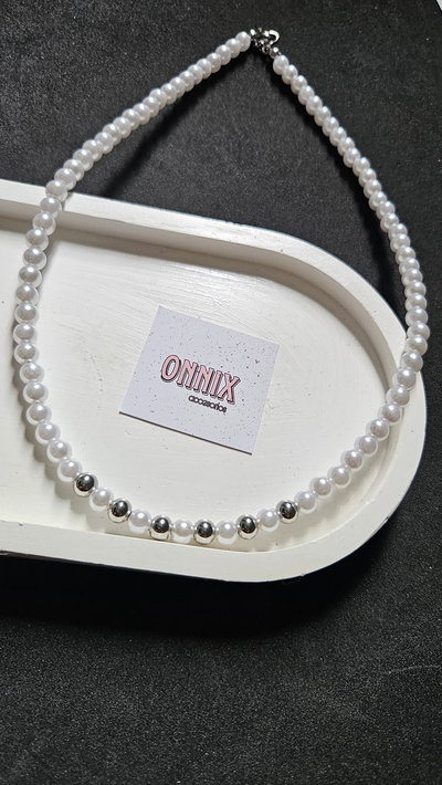 Collar con perlas y pelotitas de acero 