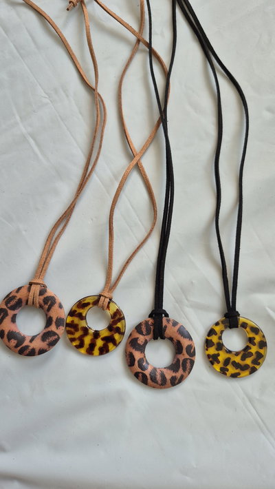 Collar animal print acrílico o madera 