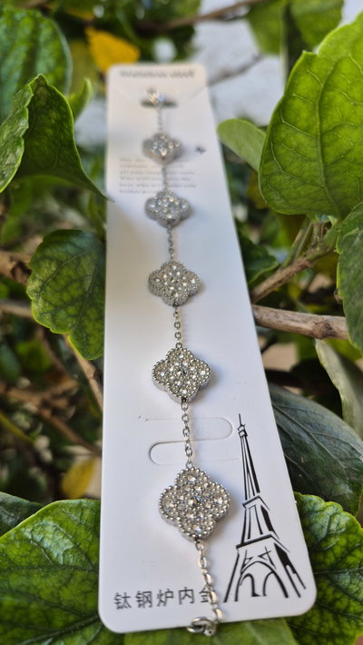 Pulsera plateada trébol con strass