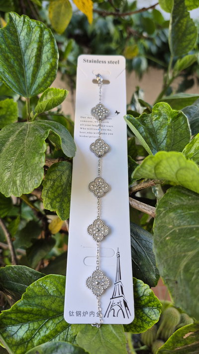 Pulsera plateada trébol con strass