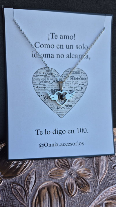 Collar dije corazon con alas, te amo en 100 idiomas 