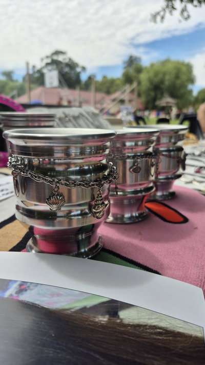 Mate de aluminio con cadena y dijes 