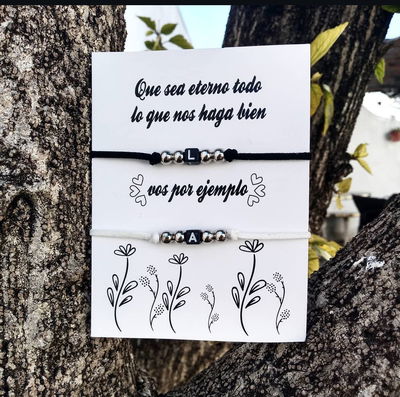 Pulseras para compartir iniciales 