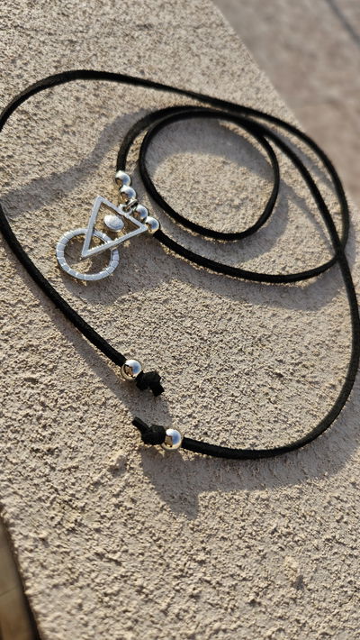 Collar con gamuza flecha 