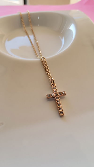 Collar cruz con strass dorado 