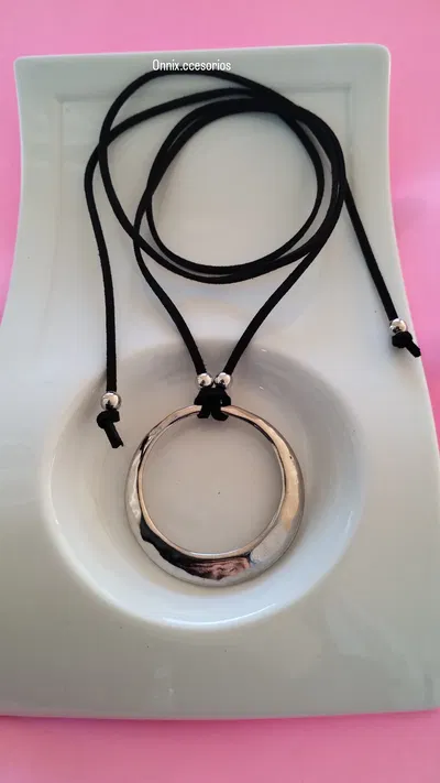 Collar con gamuza y dije circulo 
