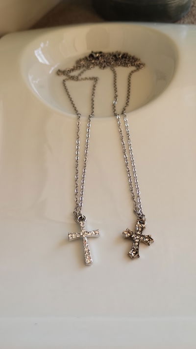 Collar cruz con strass plateado 