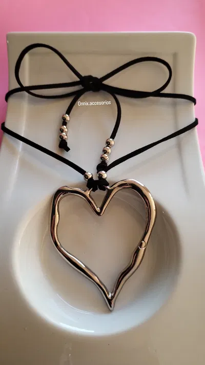 Collar con gamuza y dije corazón 