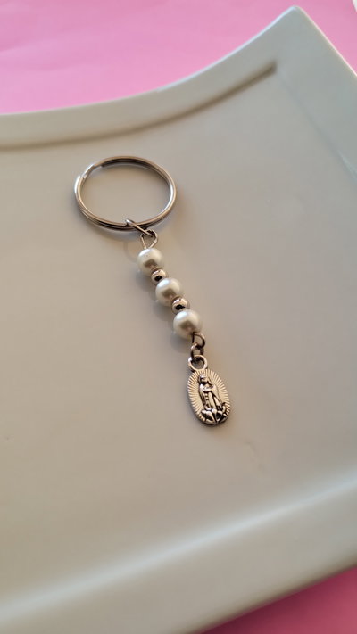 Llavero con dije y perlas 