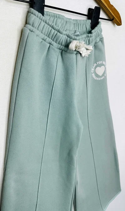 Pantalon nena frisa con alforza y estampa - 25240