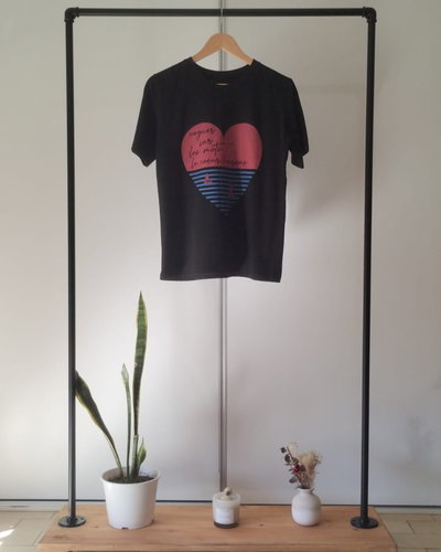 REMERA CORAZON CON RAYAS