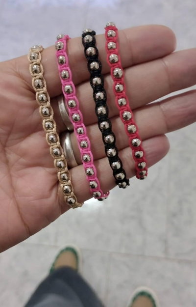 Pulsera macrame y bolitas (4 tonos)