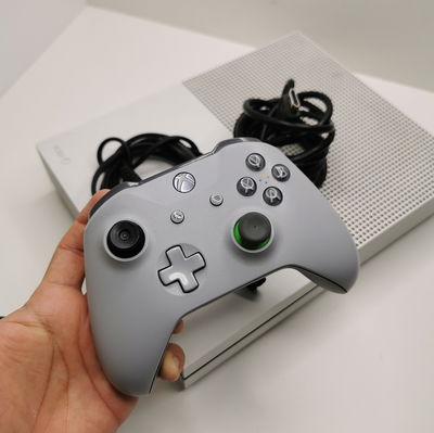 XBOX ONE S / 1.000 GB / 2 JOYSTICK / CABLES 